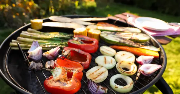 Kolorowe warzywa na grillu: papryka, cukinia, cebula, szparagi i kukurydza. Idealne, by dowiedzieć się, czym przyprawić warzywa na grilla.